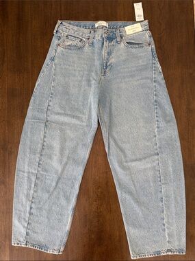 NWT Abercrombie & Fitch Light Blue Mid Rise Barrel Jeans 29/8 Long